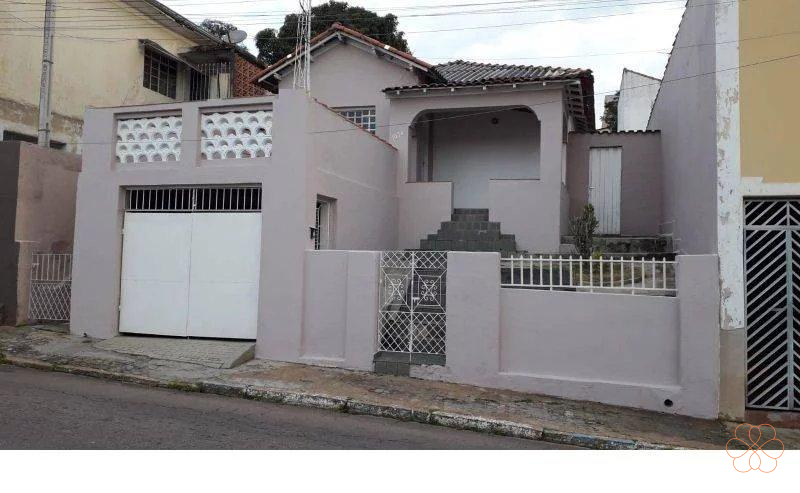 Casa com 4 quartos, à venda em Itatiba, Centro